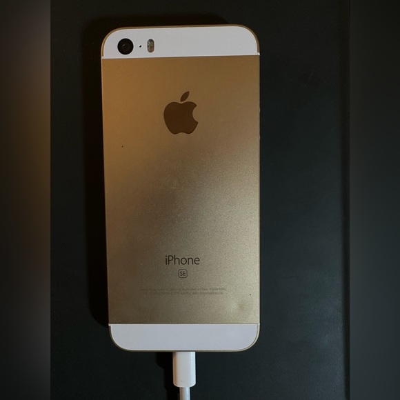 UNLOCKED iPhone SE 32 GB with box, charger (charging cable & plug) & earbuds - Picture 2 of 8